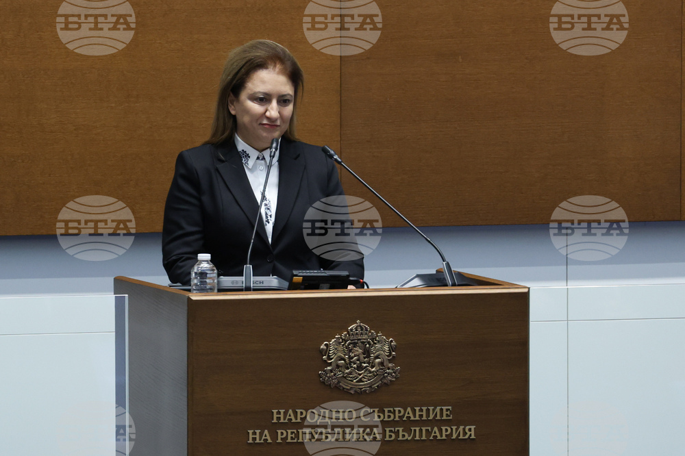 Парламент - заседание - Милена Димова - клетва