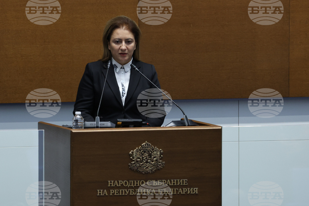 Парламент - заседание - Милена Димова - клетва