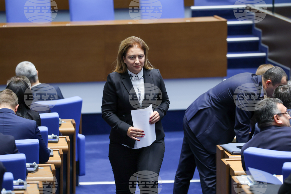 Парламент - заседание - Милена Димова - клетва