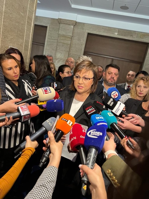 Нинова: Надминаха и Борисов – той раздаваше пари на общините от джипката, днешните вкарват кражбата в закон