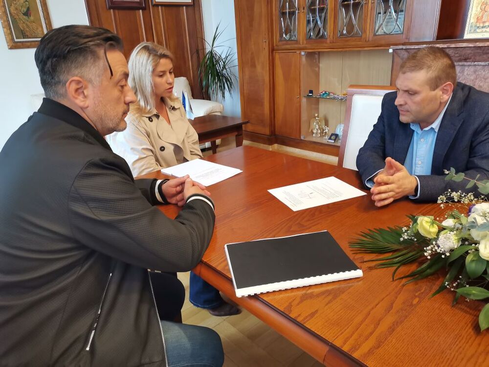 Кметът на Плевен д-р Христов проведе среща с представители на сдружение, подпомагащо деца, лишени от родителски грижи и младежи в неравностойно положение