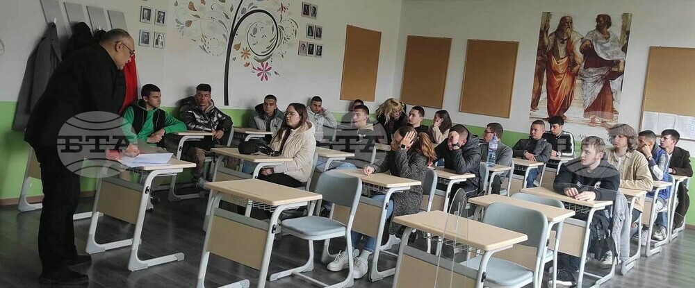 С „Пътят на делото“ запозна ученици деловодителят в Окръжен съд – Търговище Борислав Курдов