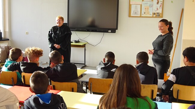 Районен съд – Разград: Ученици от ОУ „Отец Паисий“ с. Дянково се включиха в Образователната програма на ВСС и МОН