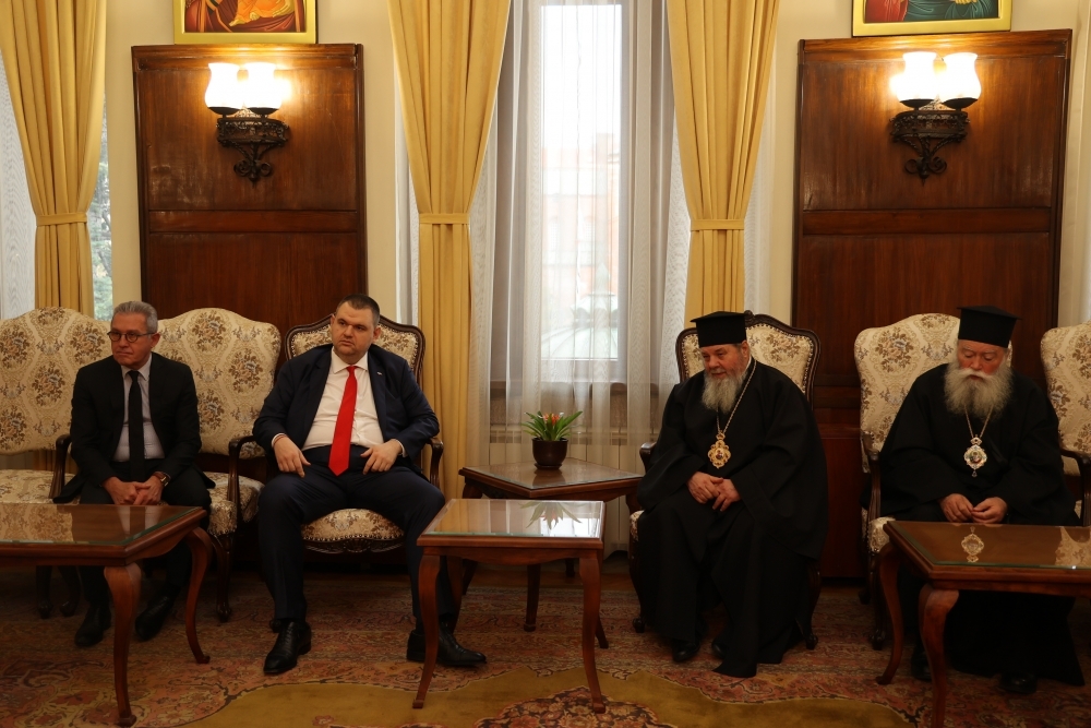 Среща на митрополитите от Св. Синод с председателя на ПГ на ДПС Делян Пеевски