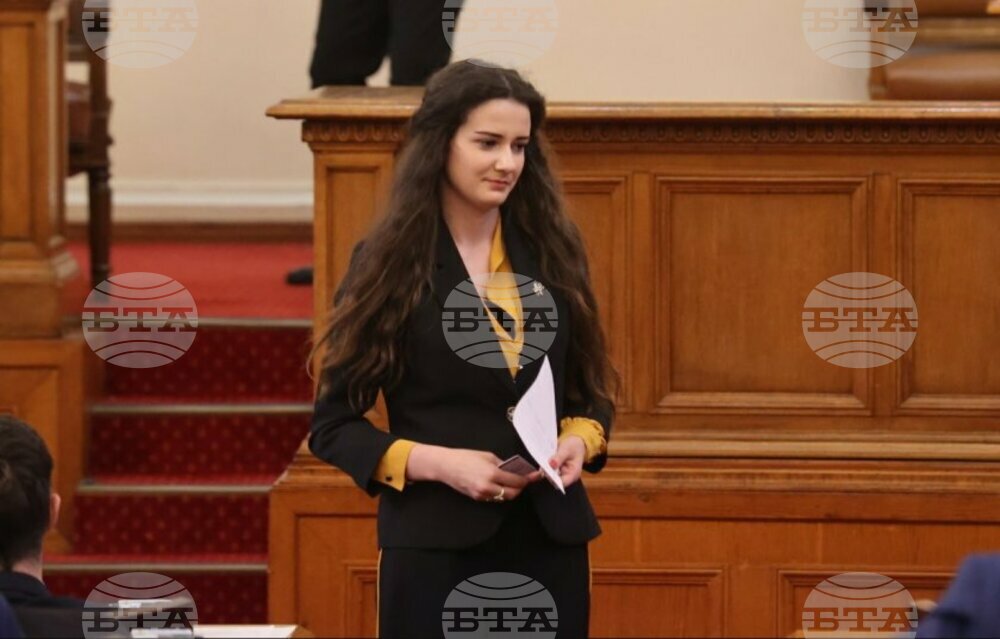 Небие Кабак, председател на комисията по въпросите на децата, семейството, младежта и спорта в НС: Боби Михайлов не е добре дошъл в моя кабинет, помолих го да напусне помещението