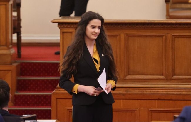 Небие Кабак, председател на комисията по въпросите на децата, семейството, младежта и спорта в НС: Боби Михайлов не е добре дошъл в моя кабинет, помолих го да напусне помещението