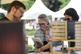 Пролетен базар на книгата