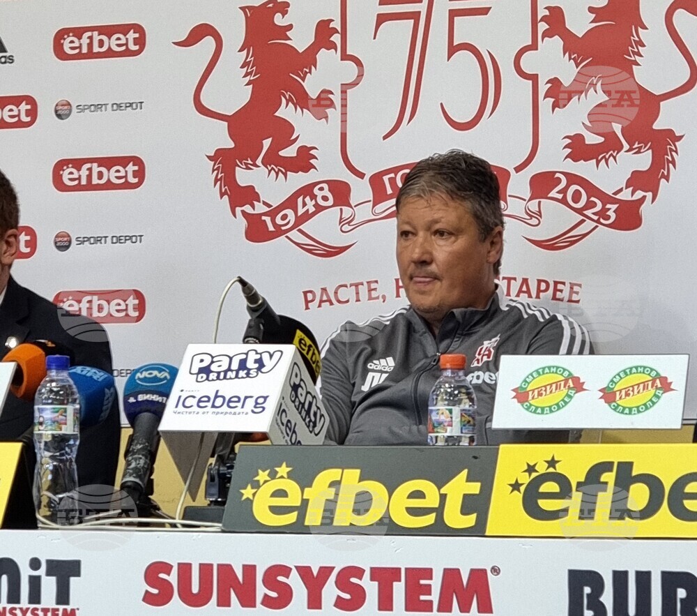 Футболистите и феновете на Валенсия подкрепиха Любо Пенев