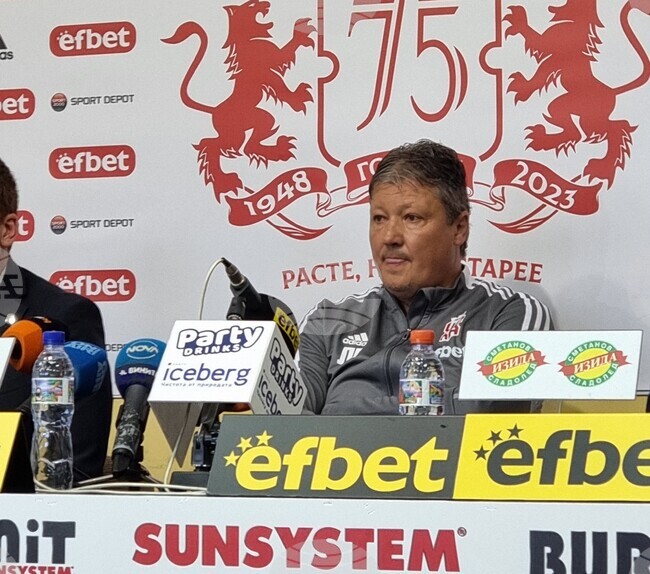 Футболистите и феновете на Валенсия подкрепиха Любо Пенев