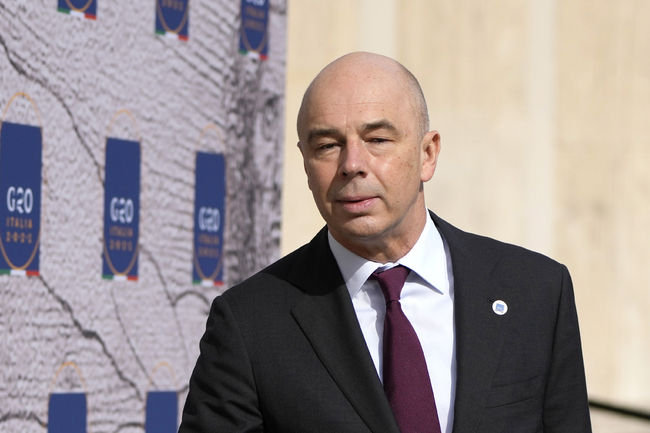 Русия може да намали производството на петрол, но няма да го доставя по цените на Запада, каза финансовият министър