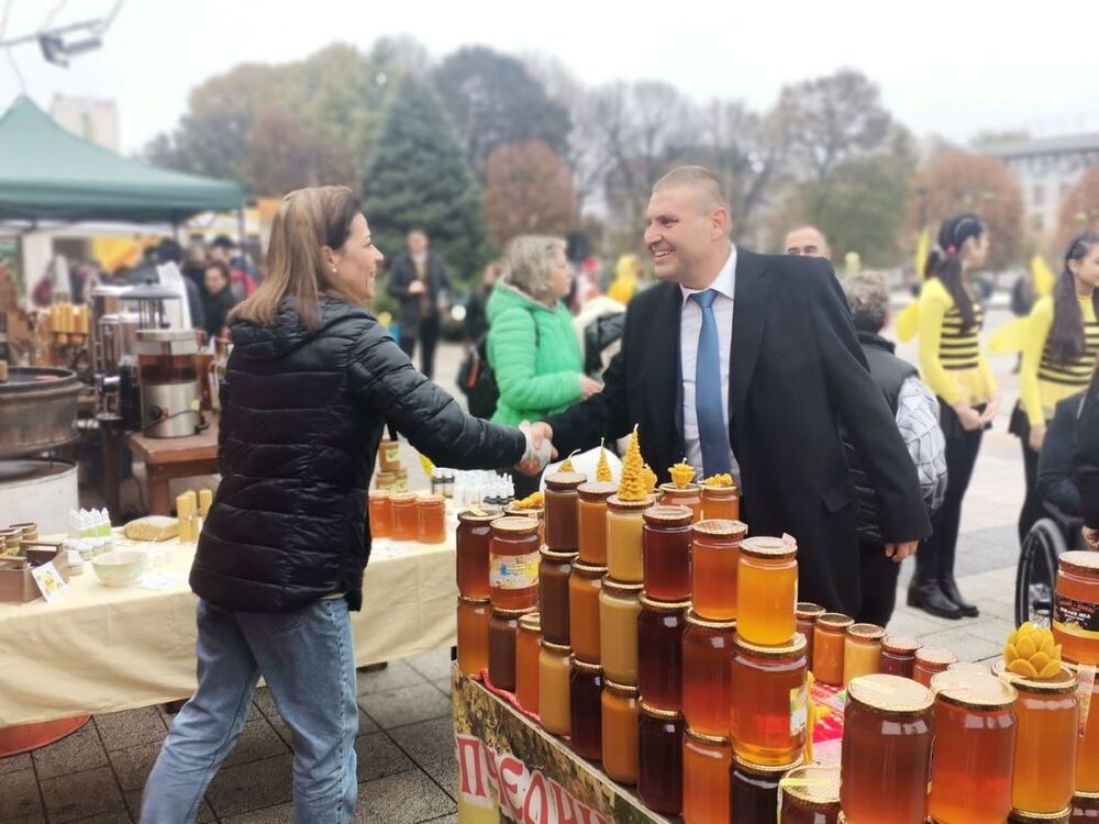 Община Плевен: Базар на меда и пчелните продукти отвори врати в центъра на Плевен