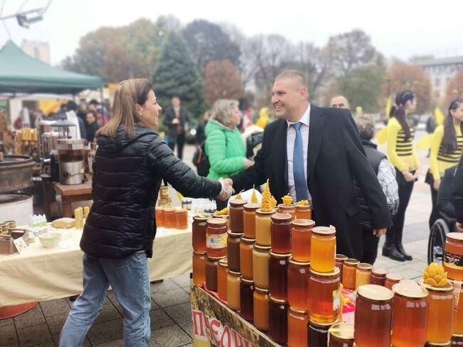 Община Плевен: Базар на меда и пчелните продукти отвори врати в центъра на Плевен