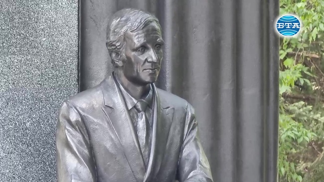 Първият в България паметник на Шарл Азнавур бе открит във Варна