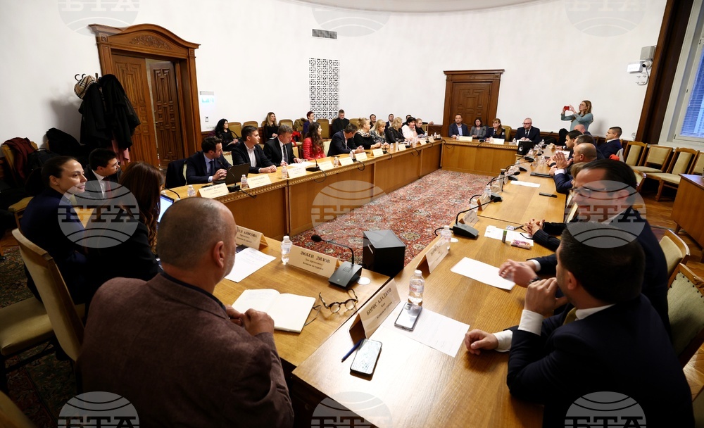 Bulgarian Winter Resorts Ready for Season, Plagued by Old Problems, According to Discussion in Parliament