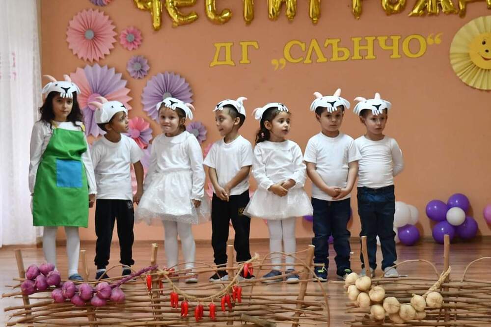 Община Кубрат: С много усмивки, с песни, танци и с много изненади детска градина "Слънчо" в село Бисерци отпразнува 70-годишен юбилей