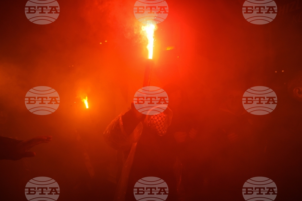 Гръцката полиция задържа 16 души за нападение срещу органите на реда със сигнални ракети