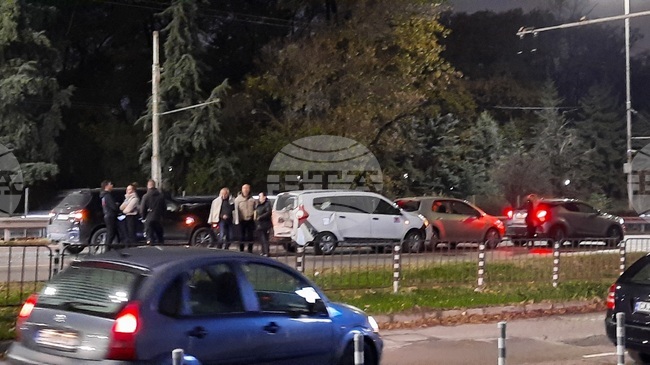 Верижна катастрофа затруднява движението по бул. „Цариградско шосе“ в София