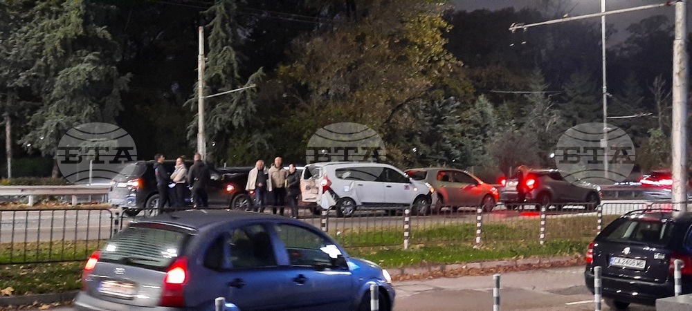 Верижна катастрофа затруднява движението по бул. „Цариградско шосе“ в София