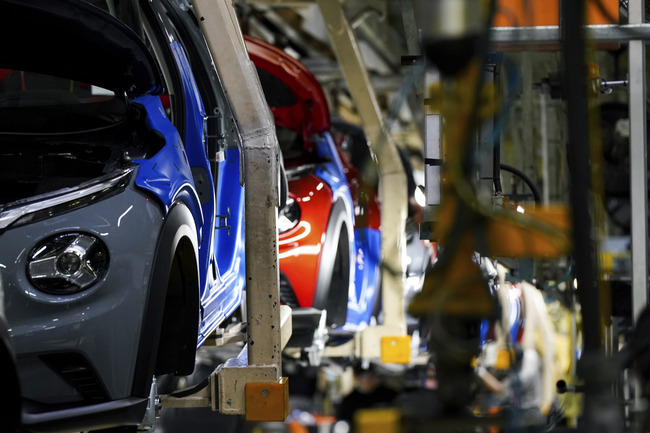 Промишленото производство във Великобритания расте през ноември за първи път от година, отчита проучване