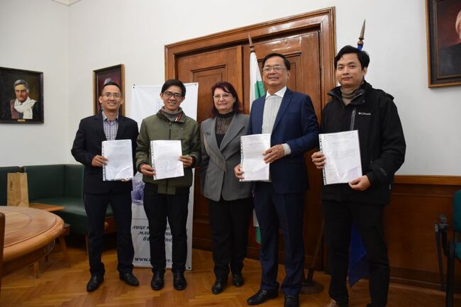 Русенският университет посрещна преподаватели от Виетнам по програма Еразъм