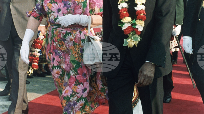 Великобритания е обмисляла дали президентът на Зимбабве Мугабе да бъде свален с военна сила през 2004 г., пише "Файненшъл таймс"