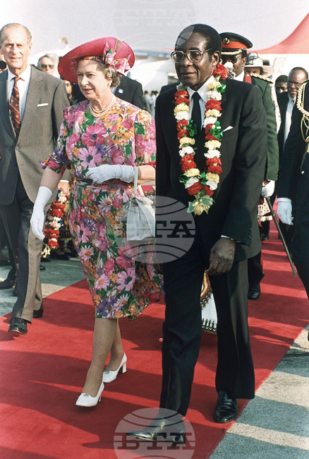 Великобритания е обмисляла дали президентът на Зимбабве Мугабе да бъде свален с военна сила през 2004 г., пише "Файненшъл таймс"