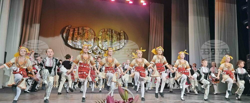 Децата от ансамбъл „Лудогорче“ и техни приятели отправиха чрез песни и танци своето послание за мир и щастлив свят