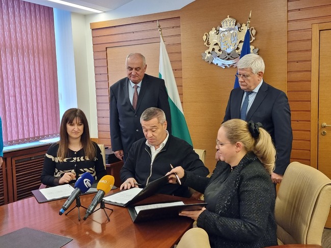 Целта ни е да сведем цената на поливната вода до нула, каза министър Вътев след подписване на 24 договора с "Напоителни системи"