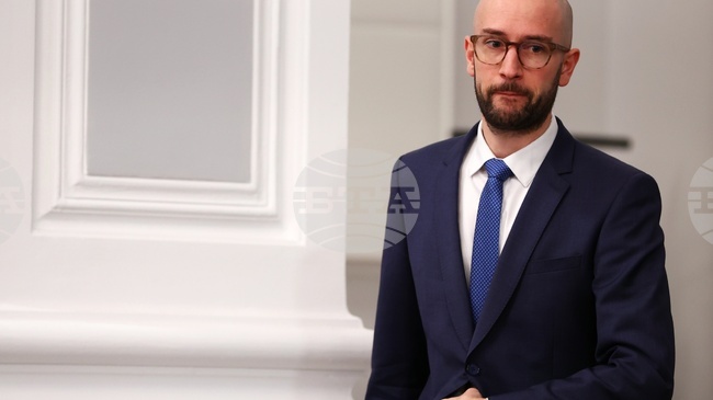 Към момента няма рискове за прекъсване на доставките на горива към България, заяви служебният финансов министър