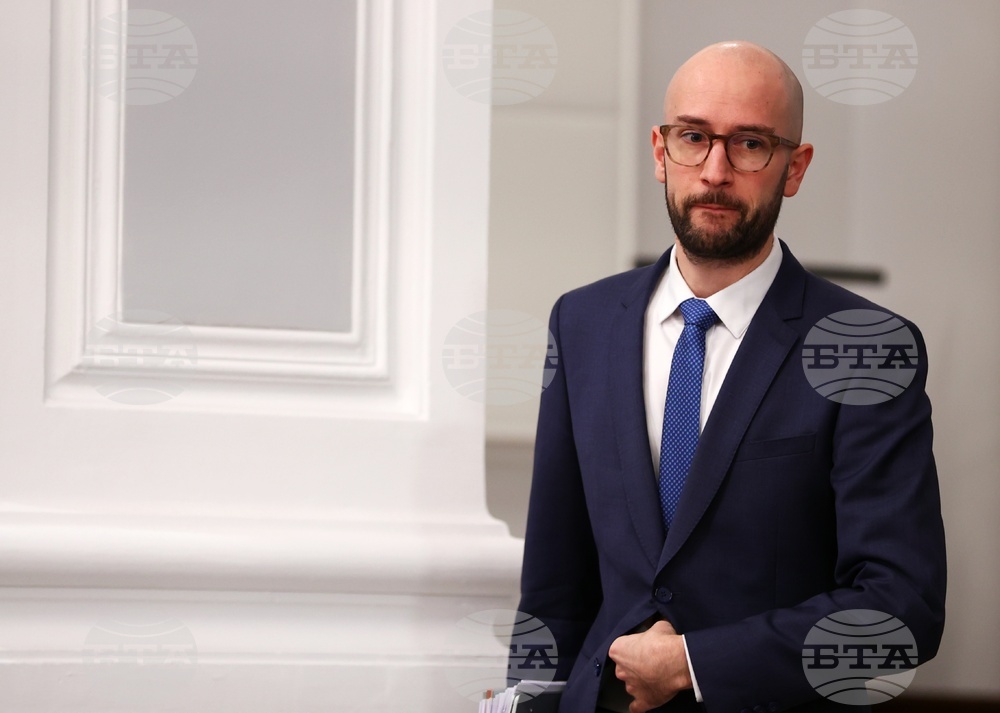 Към момента няма рискове за прекъсване на доставките на горива към България, заяви служебният финансов министър