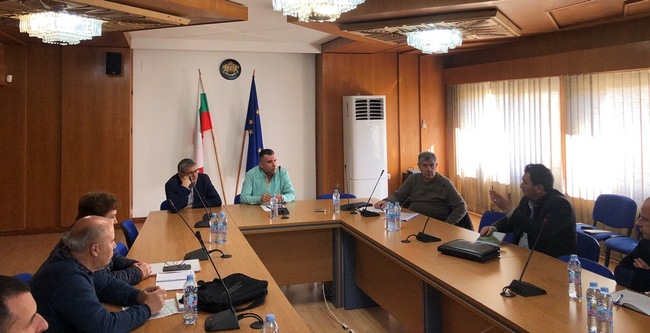 Областният управител на област Смолян Захари Сираков проведе работна среща във връзка с подготовката за предстоящия зимен сезон