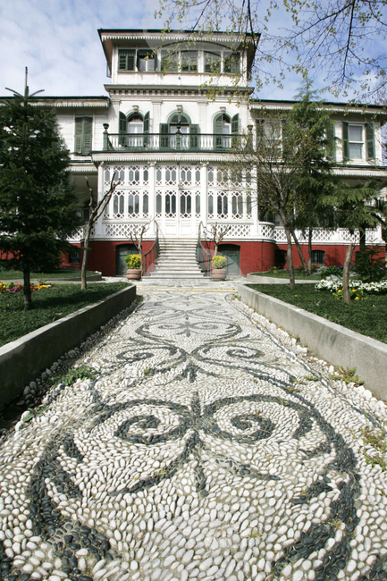 В Истанбул днес в присъствието на Вселенския патриарх ще се състои освещаването на ремонтираната българска църква „Св. Иван Рилски“