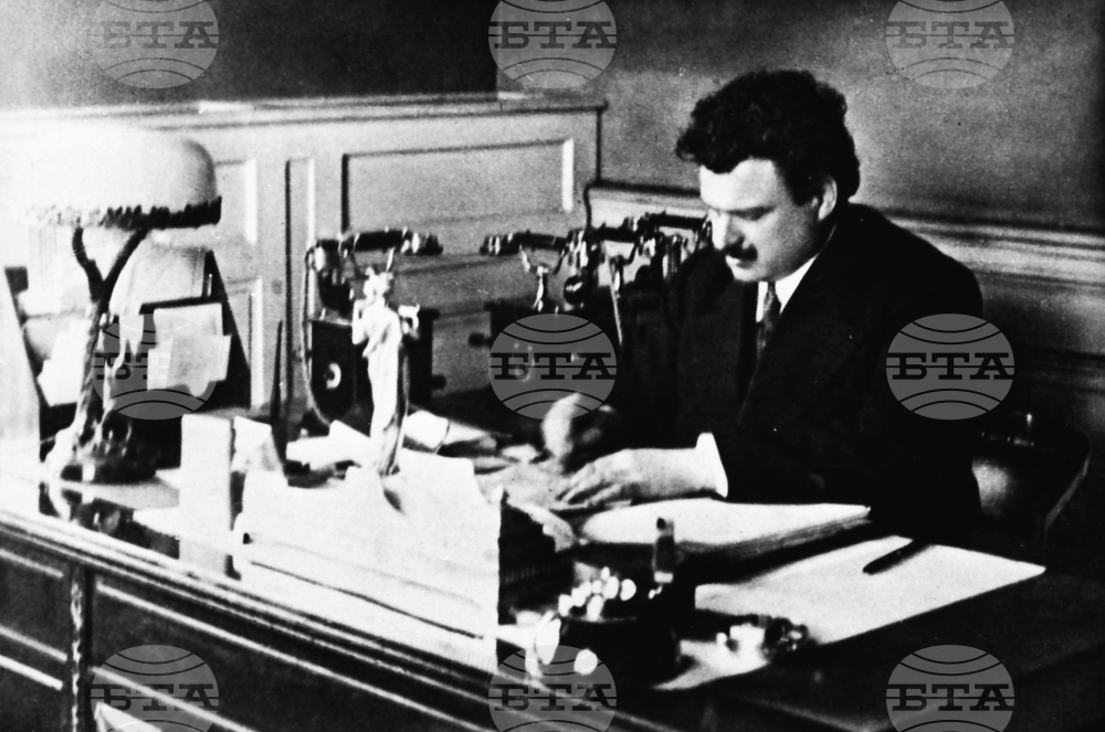 На 27 ноември 1919 г. в парижкото предградие Ньой на Сена премиерът на България Александър Стамболийски подписва Ньойския договор