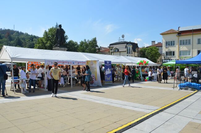 Десетки ученици и родители посетиха „Училищна панорама“ 2022