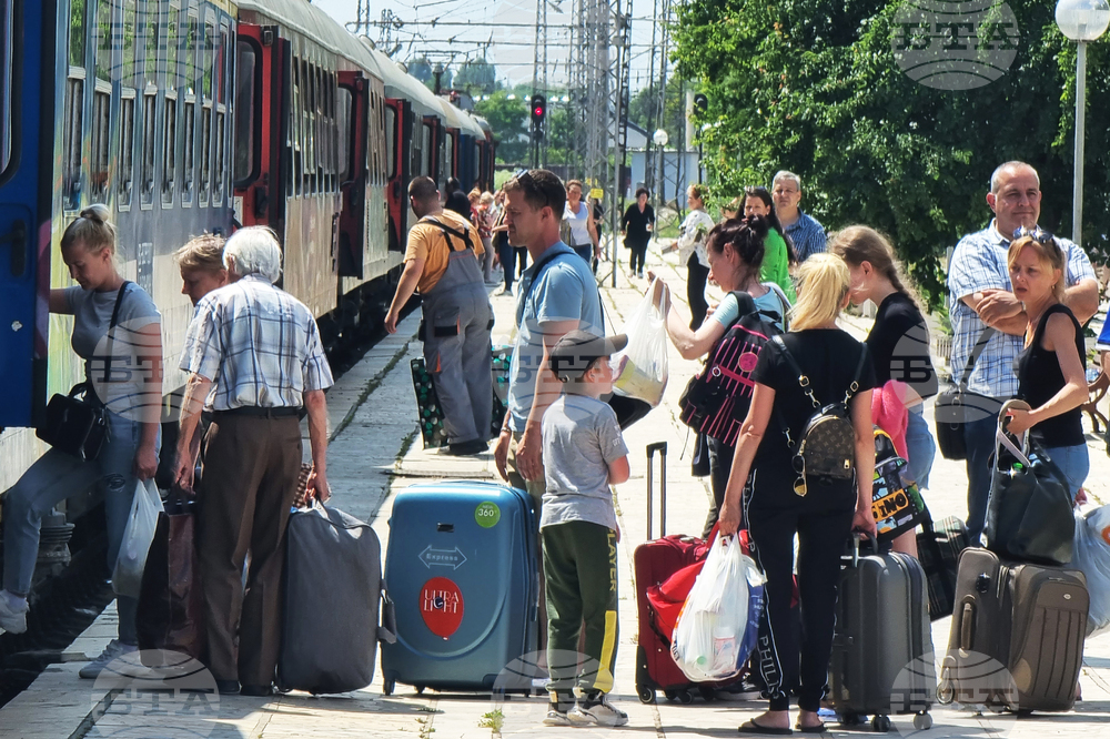 Повече от 300 украинци потеглиха днес с извънредна влакова композиция от Варна