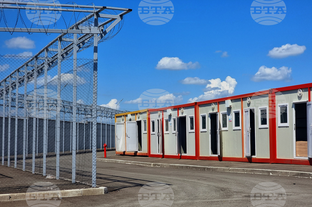 Повечето украински бежанци са напуснали фургоните в Елхово и са заминали за Румъния