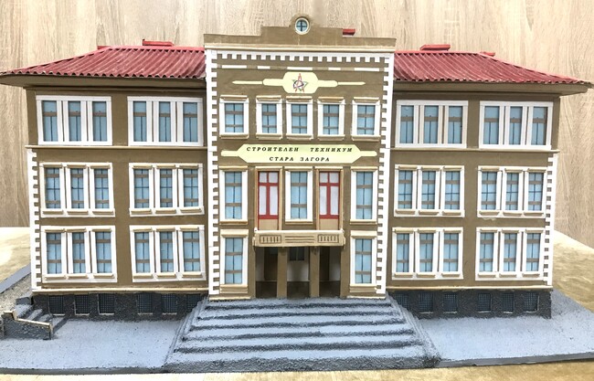 МОН: 93-годишен възпитаник подари изящен макет на Строителната гимназия в Стара Загора