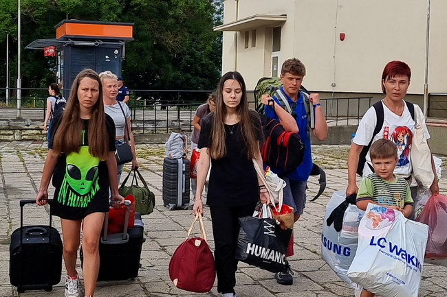 Общо 349 украински бежанци бяха транспортирани с автобуси от Сливен към буферния център в Елхово