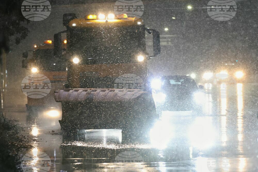 Усложнена е пътната обстановка в страната заради снеговалежите, има населени места без ток