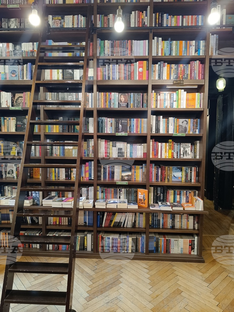  Поетът Сайръс Каселс получи премията за лирика „ Джаксън “, към която има и чек за 100 000 щатски $ 