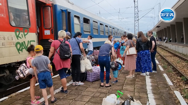 Общо 349 украински бежанци бяха транспортирани с автобуси от Сливен към буферния център в Елхово