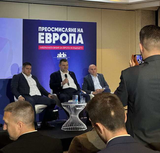 Пеевски, председател на ПГ на ДПС към младите: Тепърва ще бъде модерно да казвате, че се занимавате с политика, с промените в Конституцията ще получим една работеща, правова държава, в която ще сте спокойни и ще се чувствате защитени