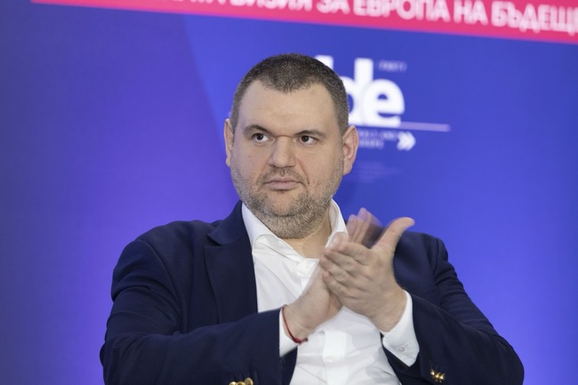 Вярвам, че на 13 декември ще се поздравим с приемането на нова Конституция, посочи Делян Пеевски пред представителите на Младежко ДПС