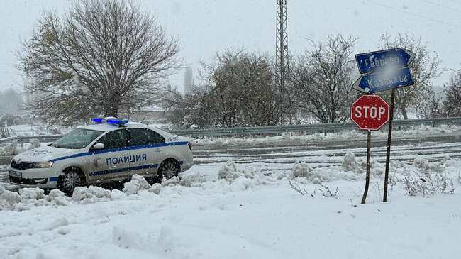 Няма бедстващи хора по пътищата в Старозагорско, проходите "Шипка" и "Хаинбоаз" остават затворени за движение