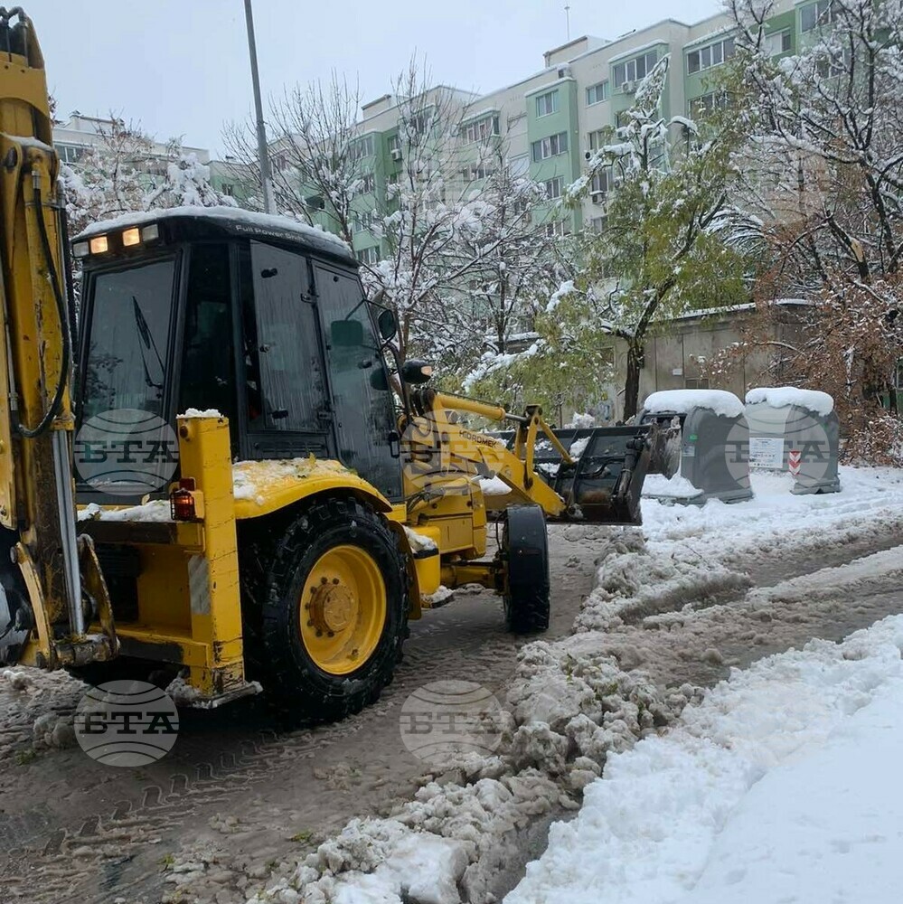 Продължава работата по почистването на снега в Русе, обработват се улици от второстепенната пътна мрежа