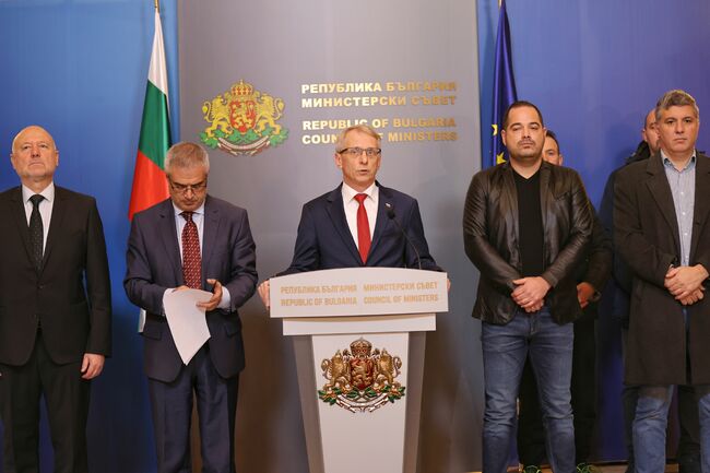 В над хиляда населени места все още няма подаване на ток, каза Николай Денков