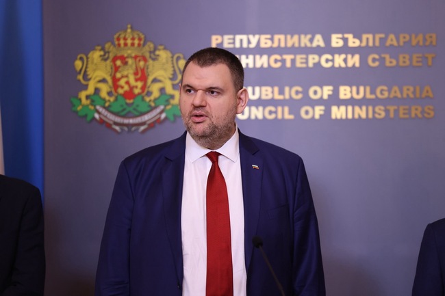 Делян Пеевски, председател на ПГ на ДПС: Г-н Премиер, сняг онлайн не се чисти! Докажете, че сте такъв, като заедно с министрите слезете при бедстващите хора