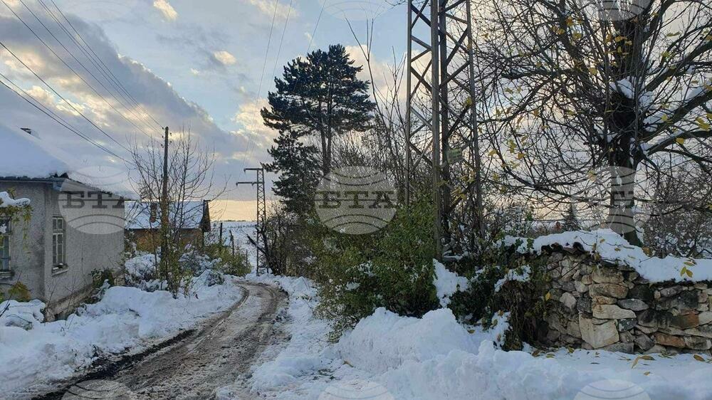 Двайсет населени места в Русенско втори ден са без електрозахранване, а в 33 няма вода