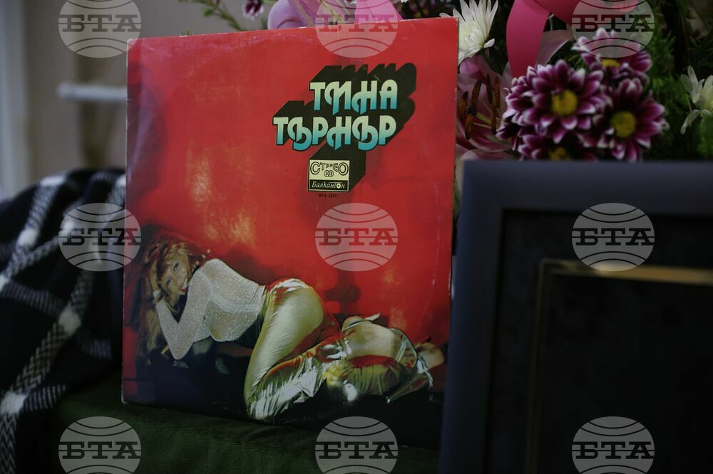 Бургас - Тина Търнър - паметна плоча - звезда