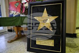 Бургас - Тина Търнър - паметна плоча - звезда